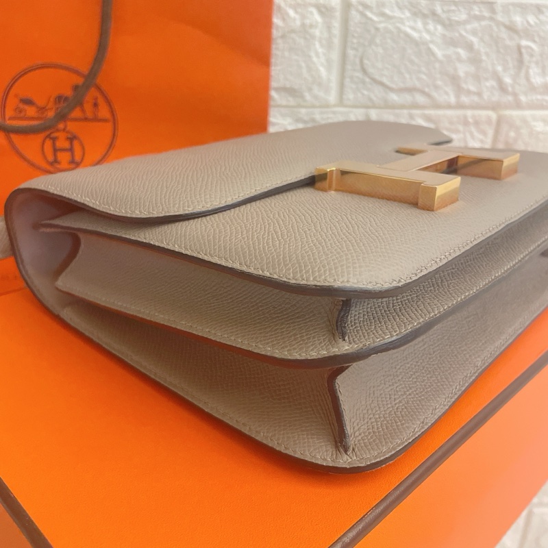 平台最低價金剛色風衣灰✨ HERMÈS 愛馬仕 Constance 康康 24 M8 銀河灰 風衣灰Gris Asphalte Epsom牛皮 玫瑰金扣-19