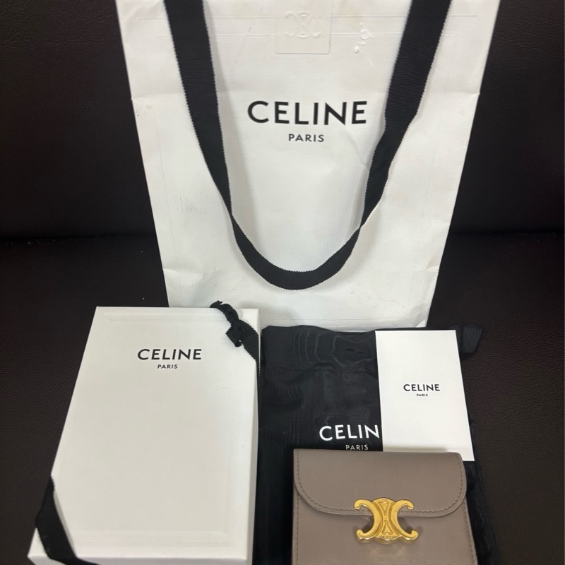 Celine TRIOMPHE亮澤牛皮革小號翻蓋錢包-17