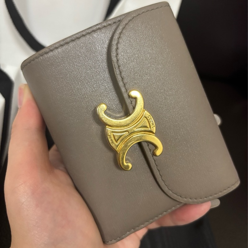 Celine TRIOMPHE亮澤牛皮革小號翻蓋錢包-23