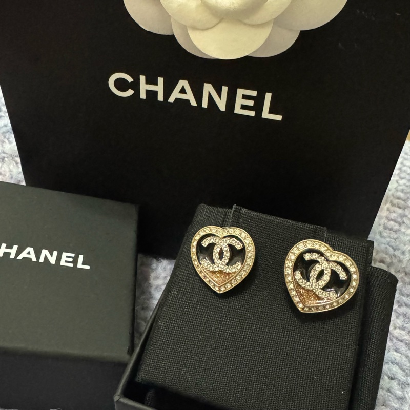 CHANEL 經典琺瑯水鑽愛心雙C LOGO耳環-1