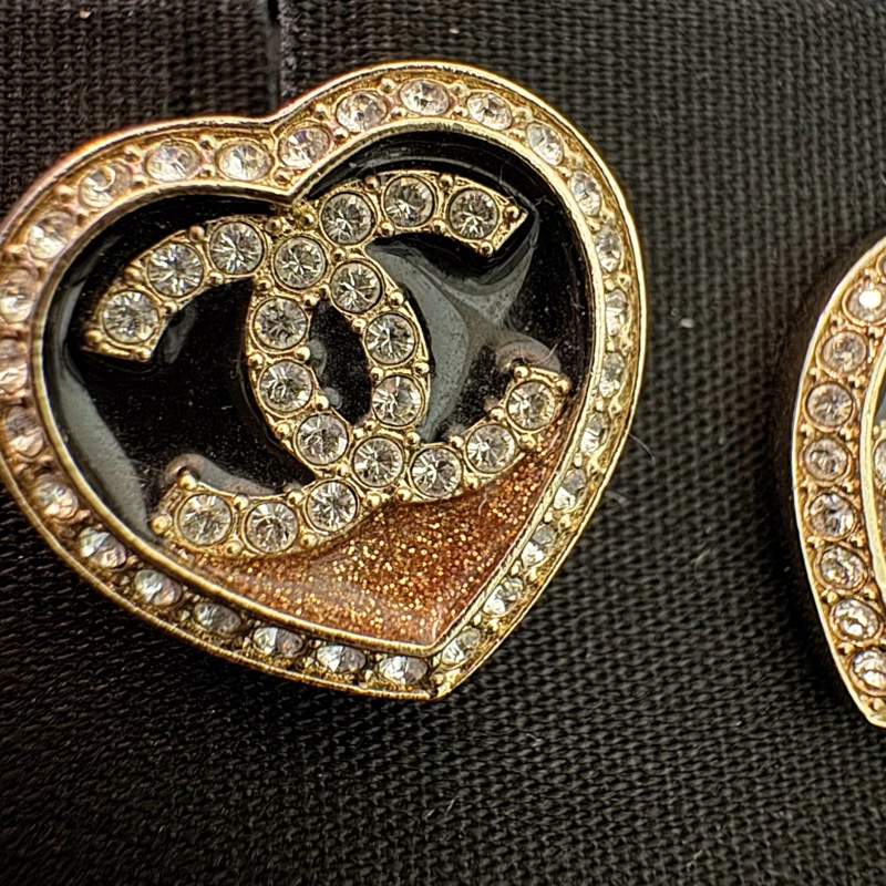 CHANEL 經典琺瑯水鑽愛心雙C LOGO耳環-2
