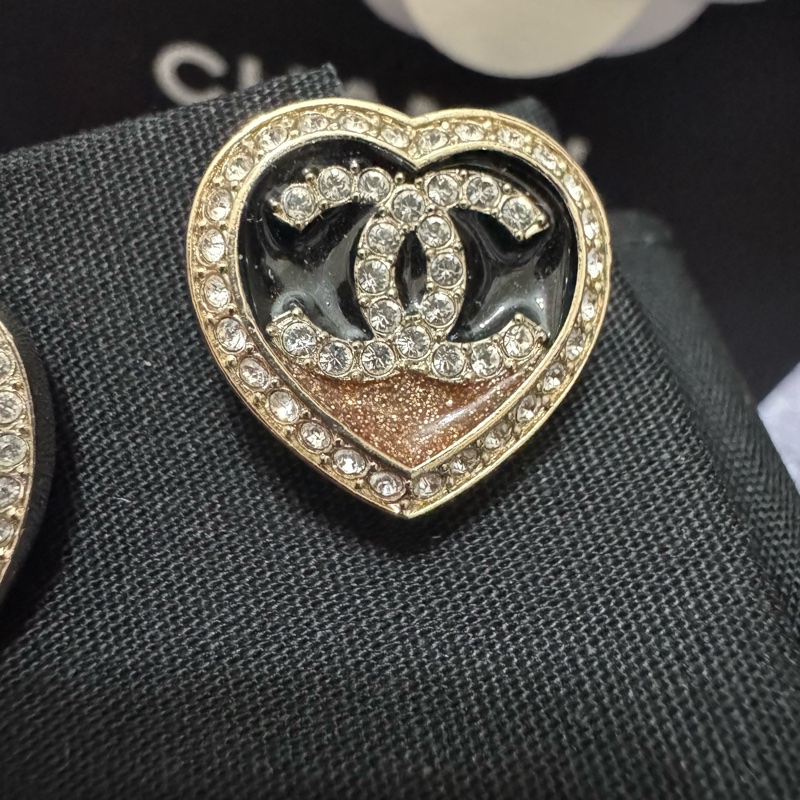 CHANEL 經典琺瑯水鑽愛心雙C LOGO耳環-4