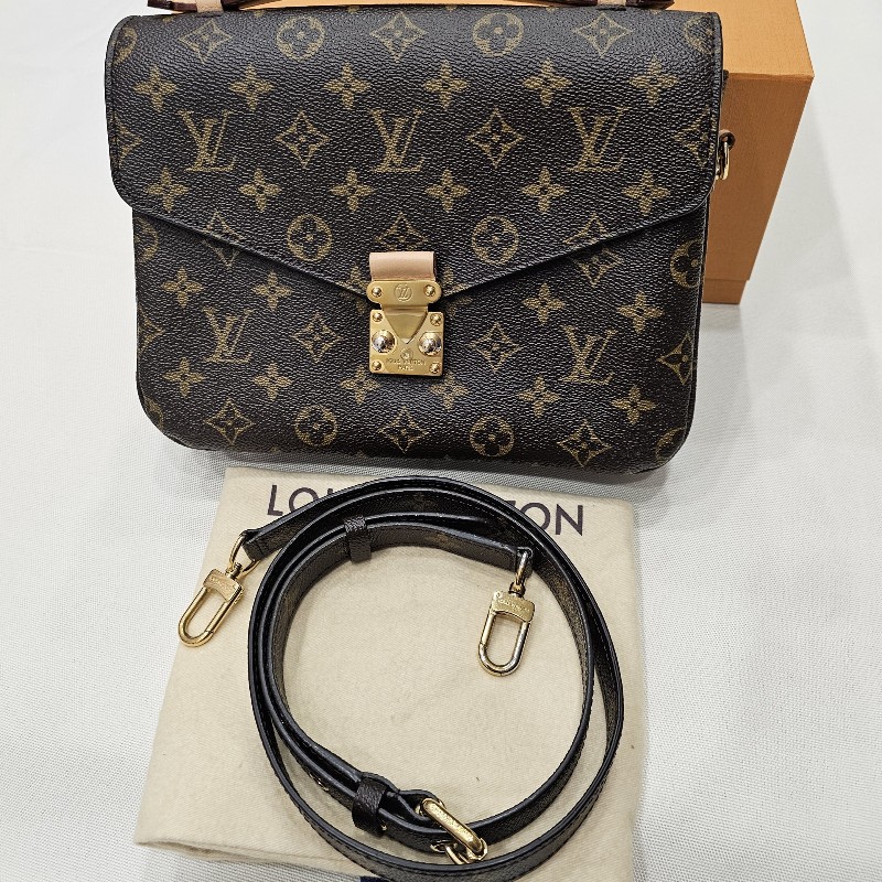 LV 老花郵差包(95成新)-1