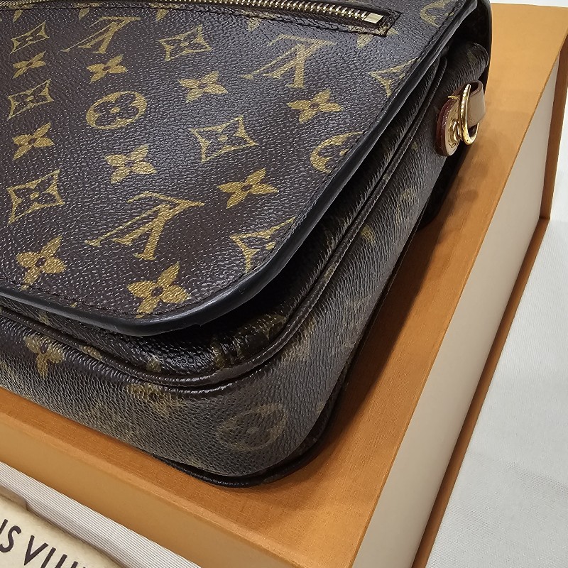 LV 老花郵差包(95成新)-12