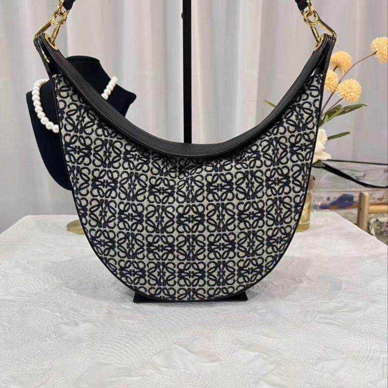 LOEWE Luna 月牙包腋下包 30*20*6 99新 配件塵袋-0