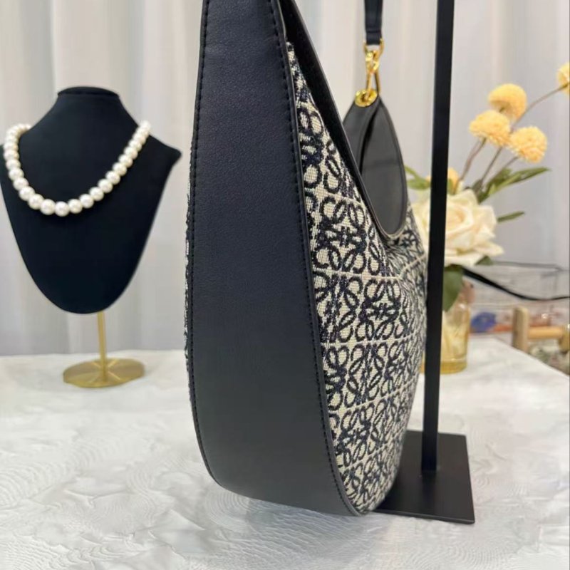 LOEWE Luna 月牙包腋下包 30*20*6 99新 配件塵袋-1