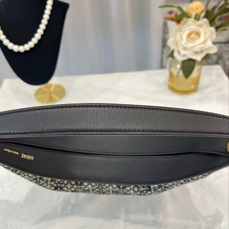 LOEWE Luna 月牙包腋下包 30*20*6 99新 配件塵袋-3