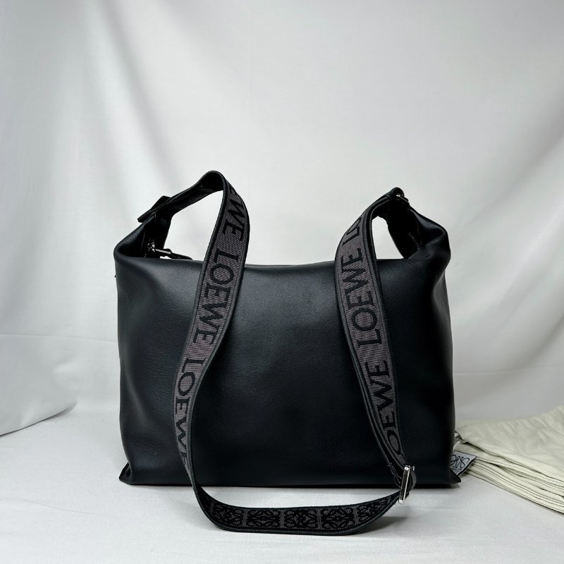 LOEWE Cubi黑色大號斜背包-1