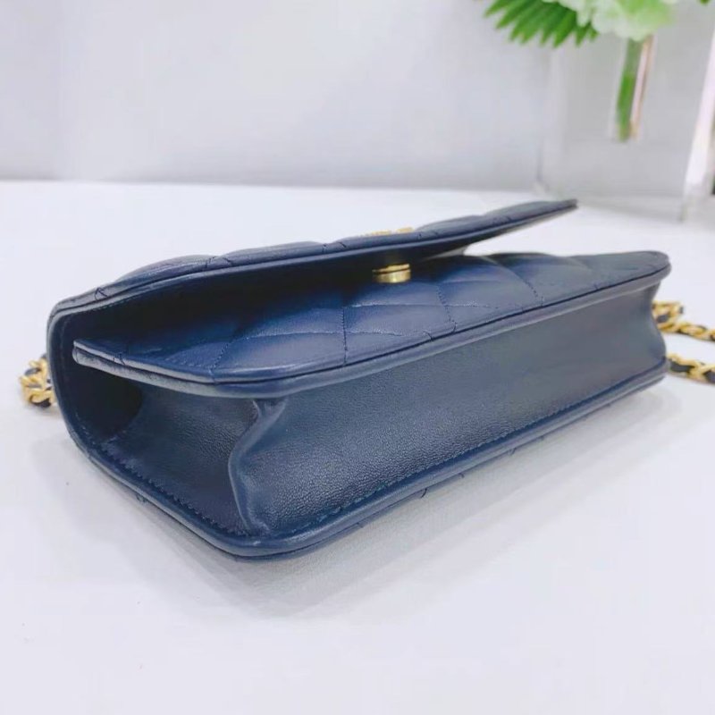 Chanel 23A浮雕手柄菱格藍色woc鏈條包 芯片款 17*10*4cm 全新 配件塵袋-4