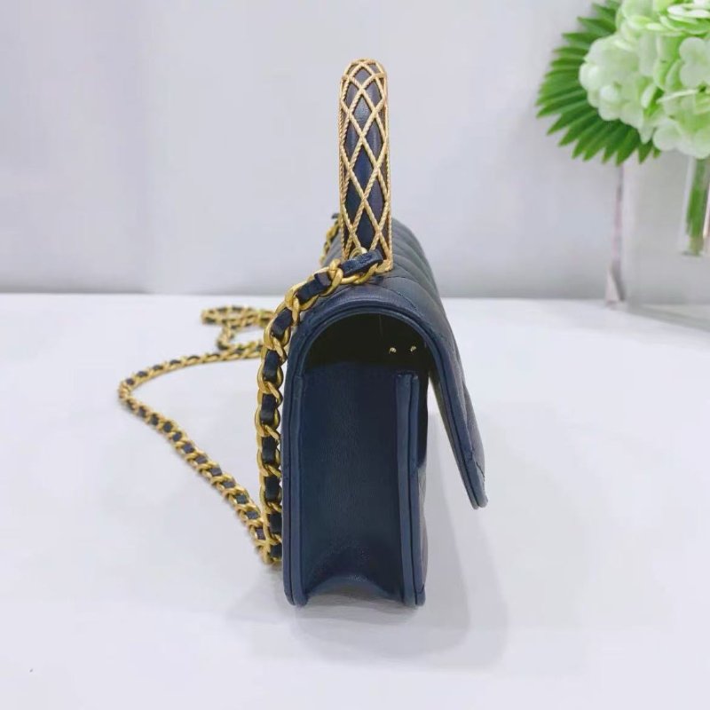 Chanel 23A浮雕手柄菱格藍色woc鏈條包 芯片款 17*10*4cm 全新 配件塵袋-5