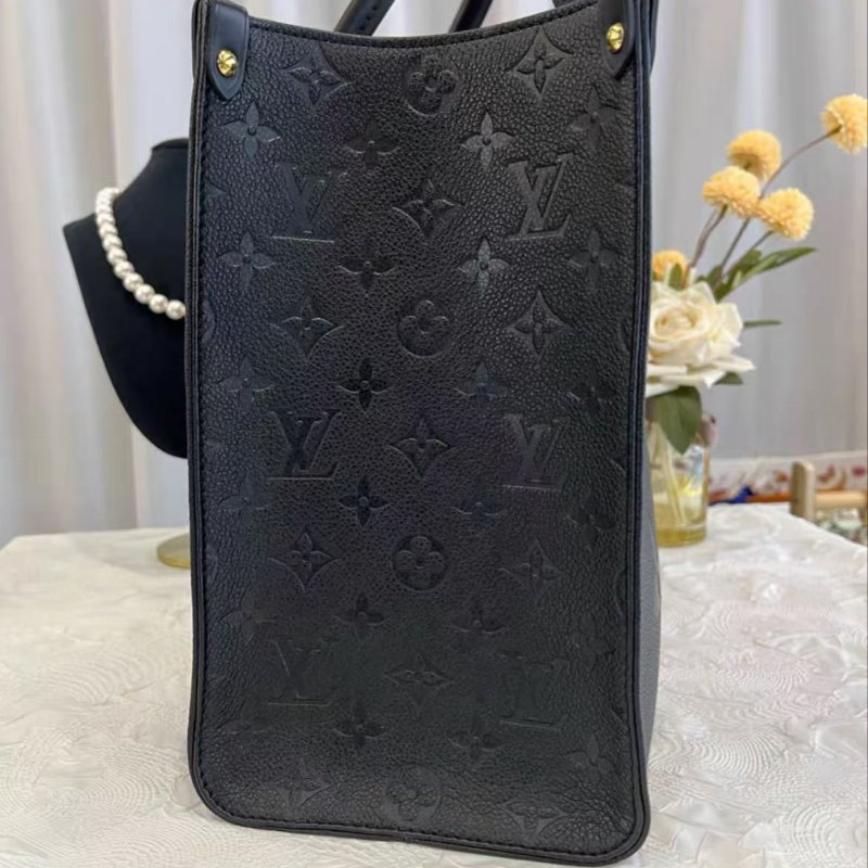 LV  onthego 中號黑色全皮壓紋托特包 芯片款 35*27*14  全新 配件塵袋-1