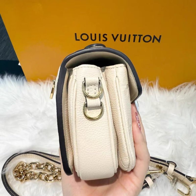 LV east west小郵差包 全皮壓紋奶白色 全新 配件盒子塵袋購證-1