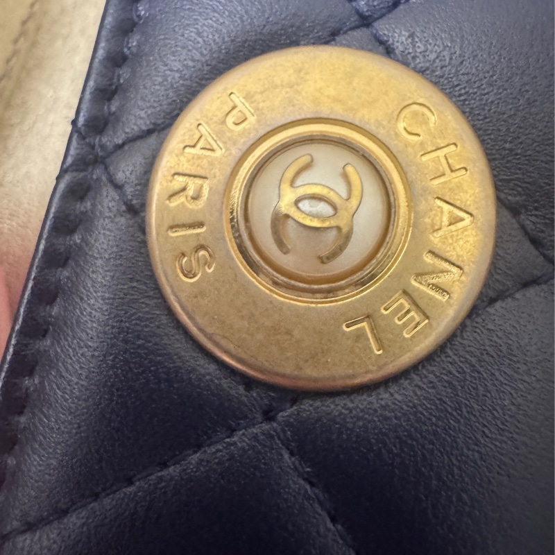 Chanel 深藍色珍珠釦短夾-1