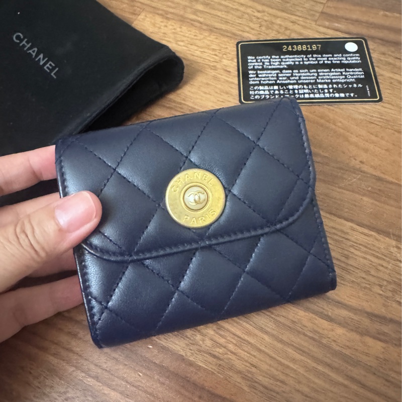 Chanel 深藍色珍珠釦短夾-7
