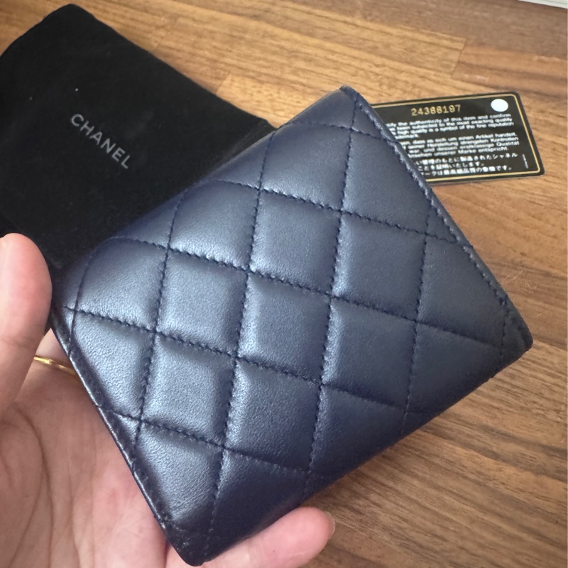 Chanel 深藍色珍珠釦短夾-13
