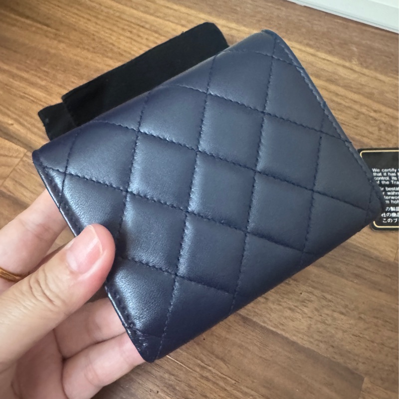 Chanel 深藍色珍珠釦短夾-20