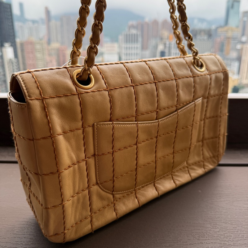 Chanel 奶茶色羊皮冰格紋金釦橫式翻蓋鏈包-1