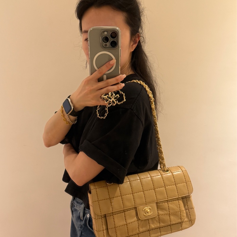 Chanel 奶茶色羊皮冰格紋金釦橫式翻蓋鏈包-3