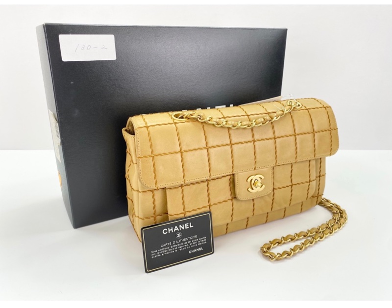 Chanel 奶茶色羊皮冰格紋金釦橫式翻蓋鏈包-4