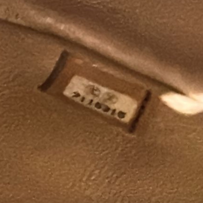 Chanel 奶茶色羊皮冰格紋金釦橫式翻蓋鏈包-5