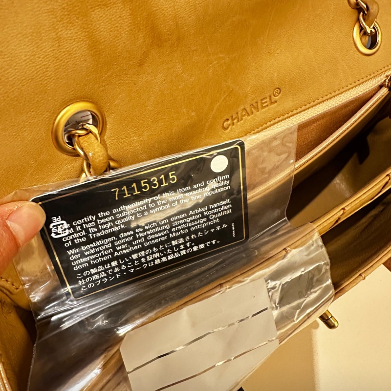 Chanel 奶茶色羊皮冰格紋金釦橫式翻蓋鏈包-6