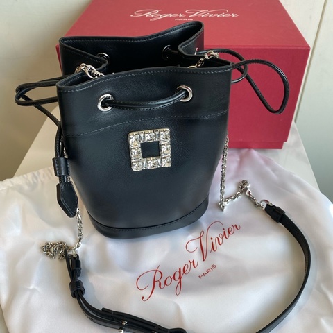 Roger Vivier 黑色鑽扣水桶包