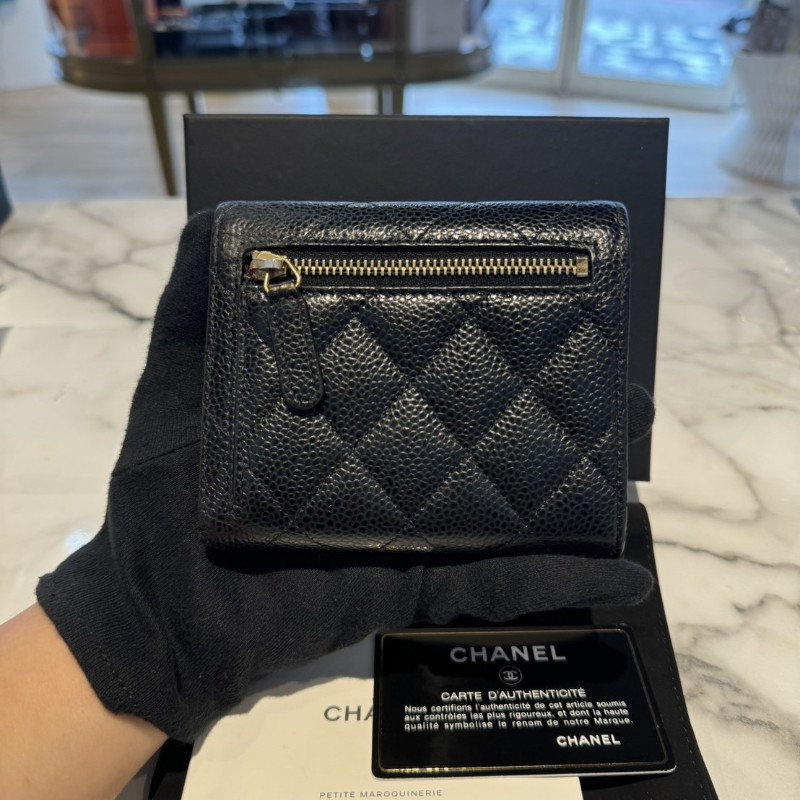 CHANEL 黑金荔枝皮 三折短夾・金扣Logo-1