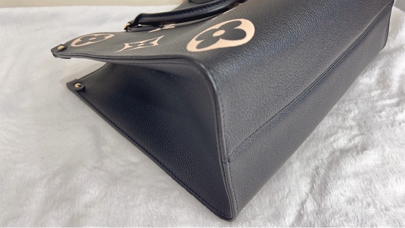 LV OnTheGo MM燙金手挽包-2