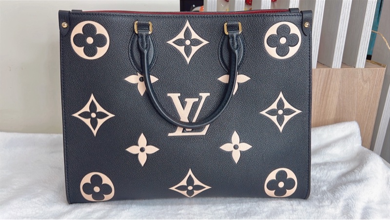 LV OnTheGo MM燙金手挽包-9