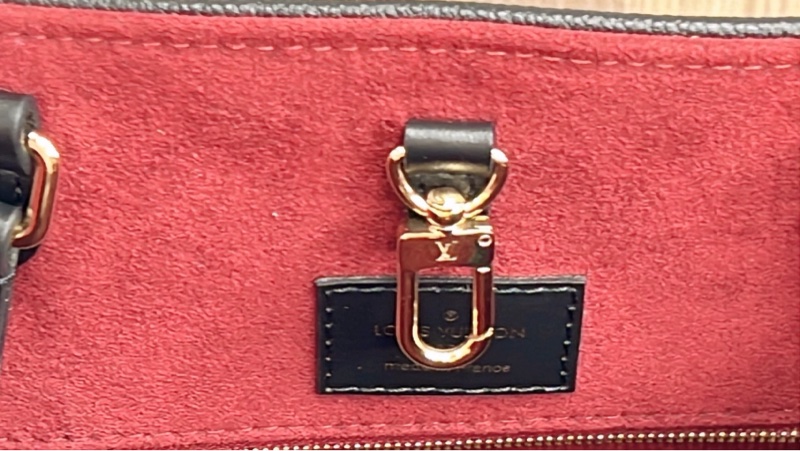 LV OnTheGo MM燙金手挽包-21