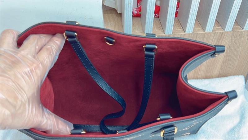 LV OnTheGo MM燙金手挽包-22