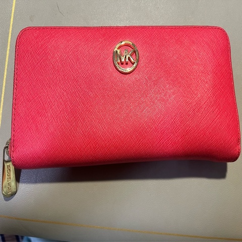 Michael Kors 圓牌Logo 防刮紋 手拿式拉鍊中長夾