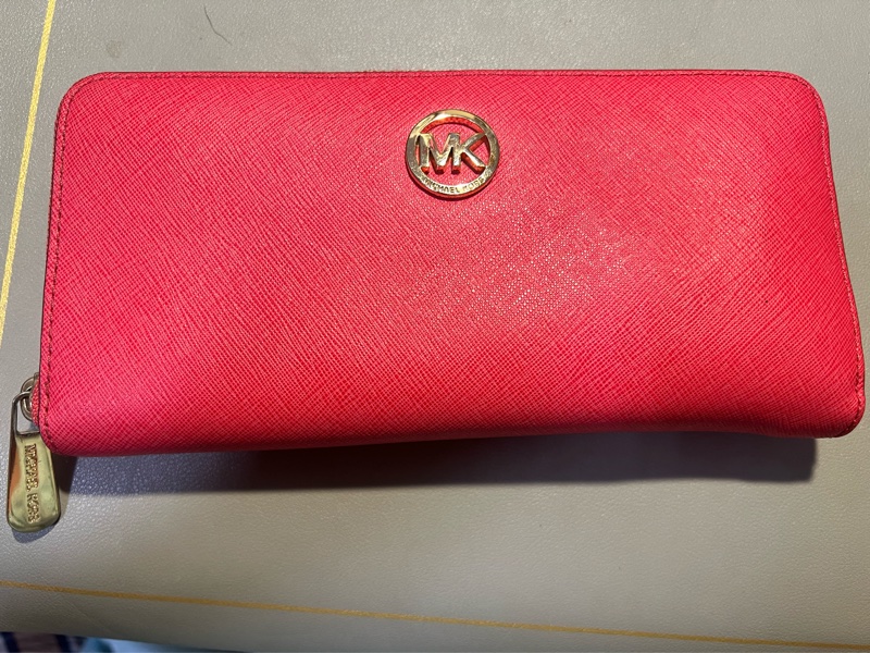 Michael Kors 圓牌Logo 防刮紋 手拿式拉鍊中長夾-0