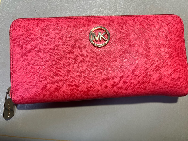 Michael Kors 圓牌Logo 防刮紋 手拿式拉鍊中長夾-1