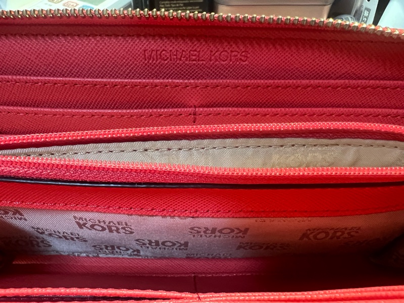 Michael Kors 圓牌Logo 防刮紋 手拿式拉鍊中長夾-12