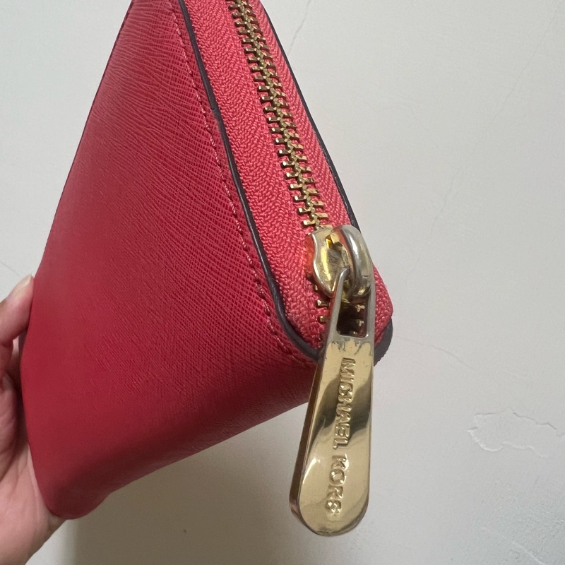Michael Kors 圓牌Logo 防刮紋 手拿式拉鍊中長夾-16