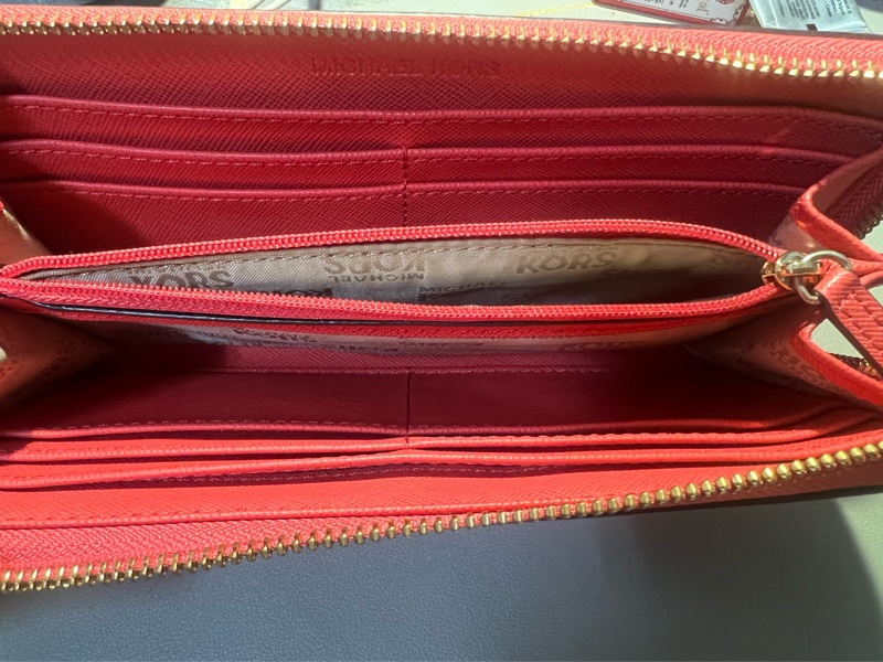 Michael Kors 圓牌Logo 防刮紋 手拿式拉鍊中長夾-17