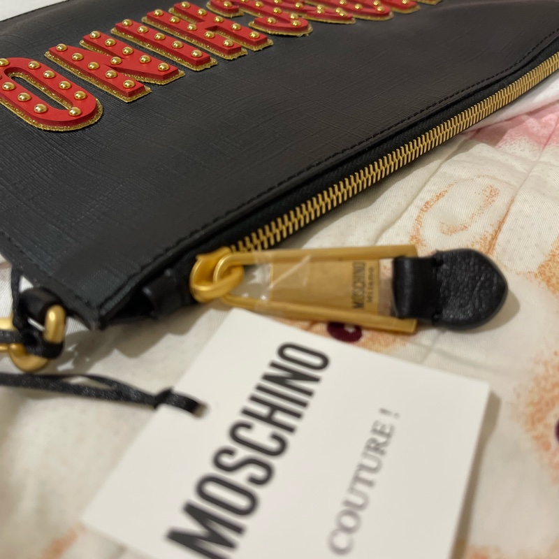 全新 Moschino 魔術熊 黑色手拿包 原廠防塵套 吊牌 說明卡-5