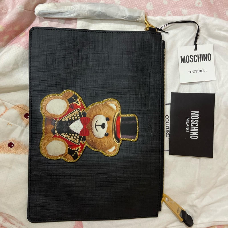 全新 Moschino 魔術熊 黑色手拿包 原廠防塵套 吊牌 說明卡-7