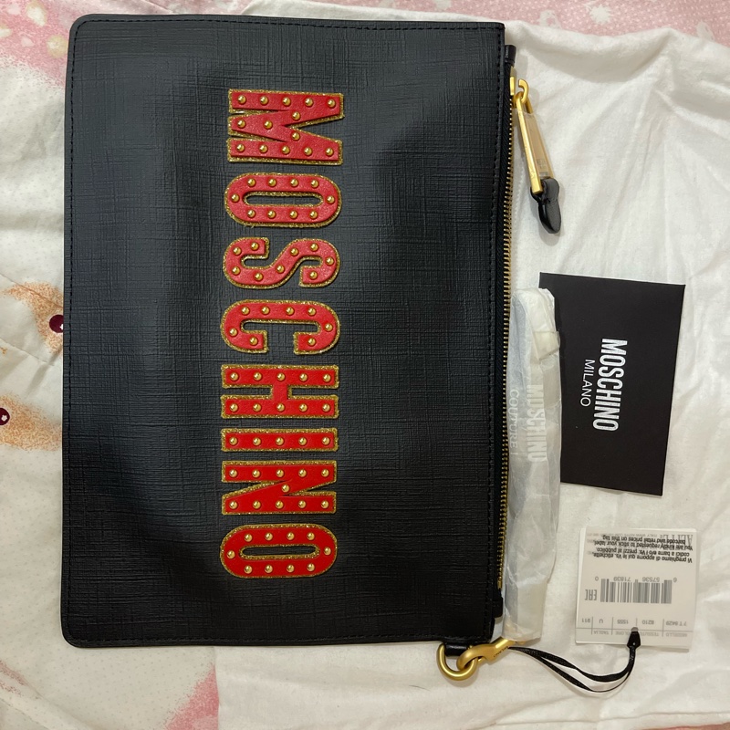 全新 Moschino 魔術熊 黑色手拿包 原廠防塵套 吊牌 說明卡-8