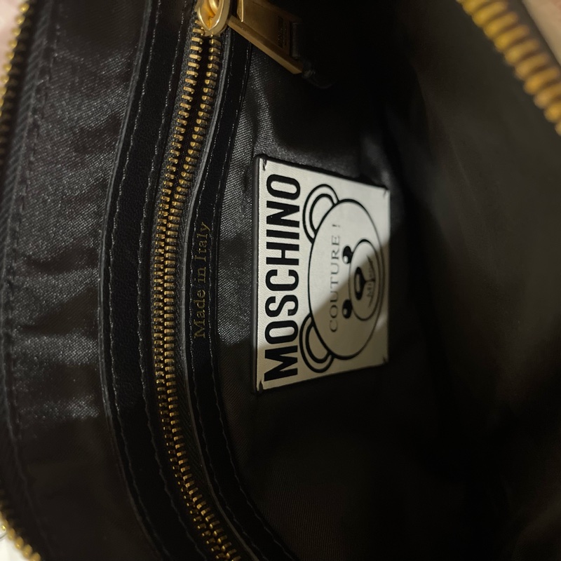 全新 Moschino 魔術熊 黑色手拿包 原廠防塵套 吊牌 說明卡-11