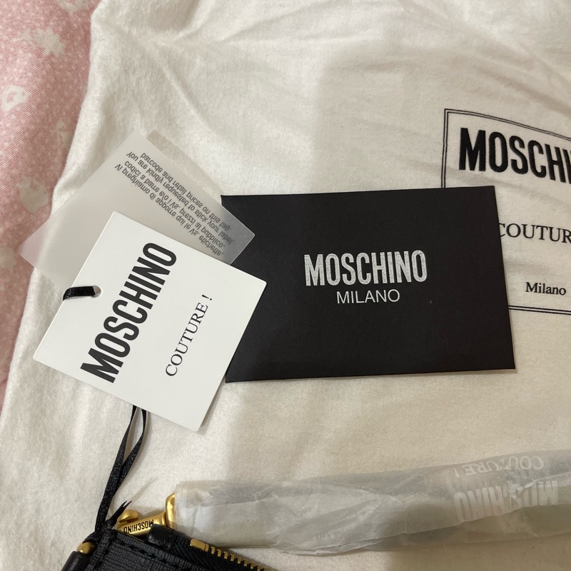 全新 Moschino 魔術熊 黑色手拿包 原廠防塵套 吊牌 說明卡-16