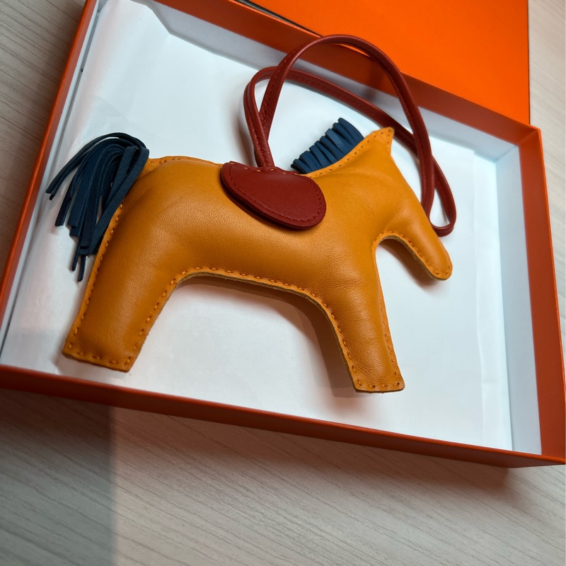 【 新年限時優惠+贈黃色GM小馬】  Hermès Halzan 31 大象灰白線一包多揹-24