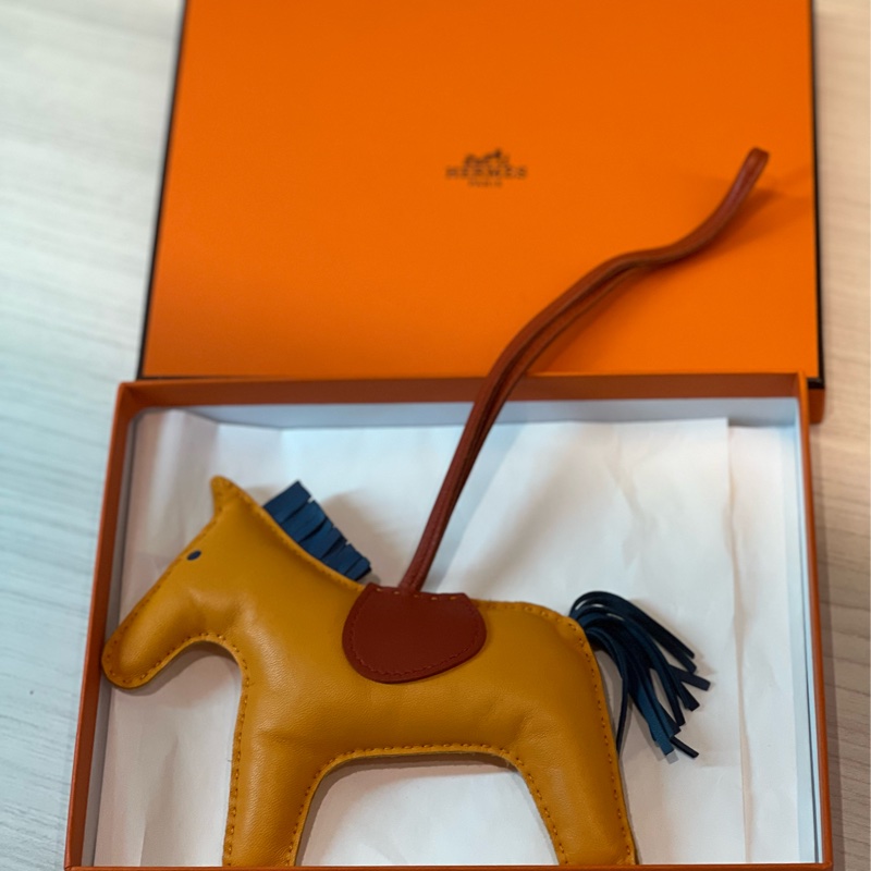 【 新年限時優惠+贈黃色GM小馬】  Hermès Halzan 31 大象灰白線一包多揹-25