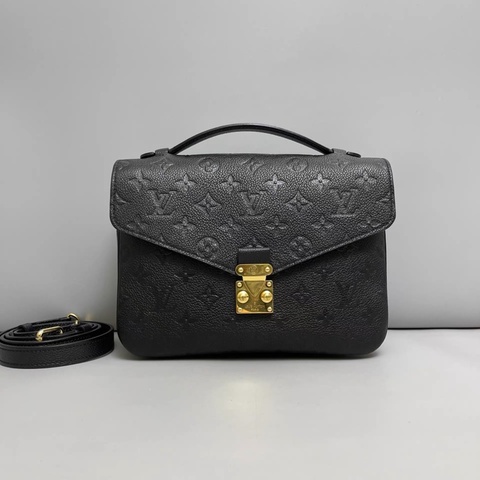 LV Pochette黑色牛皮壓紋郵差包
