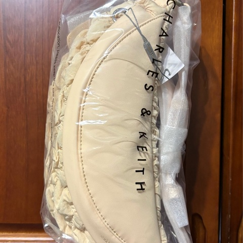 Charles&Keith Nita 抓皺腰包 米黃色+愛心鏡