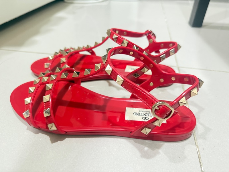 Valentino紅色卯釘橡膠涼鞋 拖鞋 卯釘 夏天標配-3