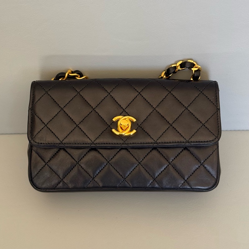 Vintage Chanel classic 19 cm flap bag 中古香奈兒豆豆迷你肩背包-3