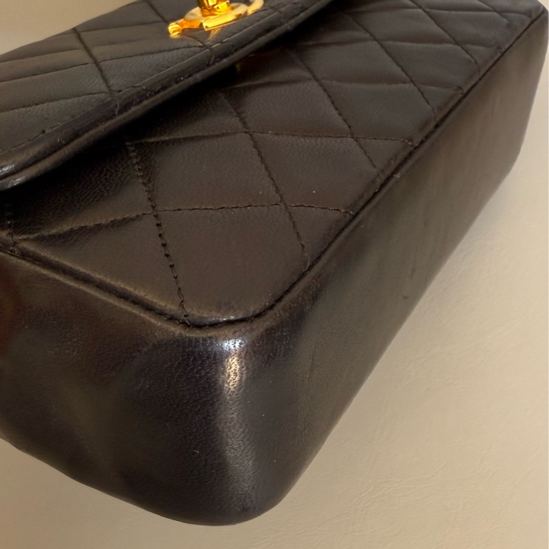 Vintage Chanel classic 19 cm flap bag 中古香奈兒豆豆迷你肩背包-11