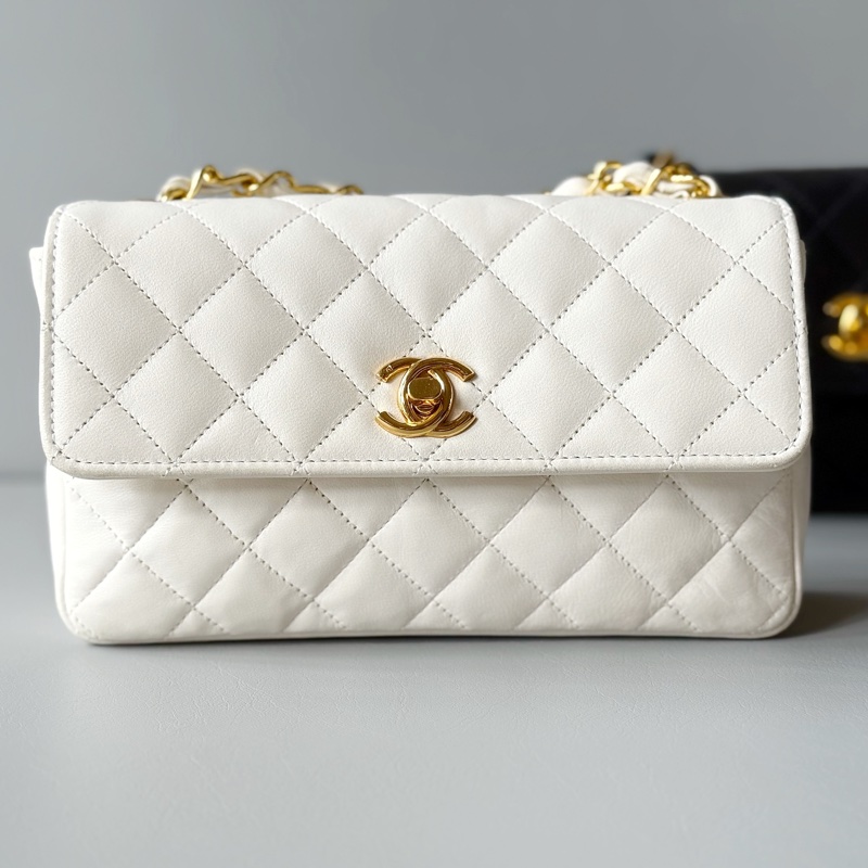 Vintage Chanel classic 19 cm flap bag 中古香奈兒豆豆迷你肩背包-1